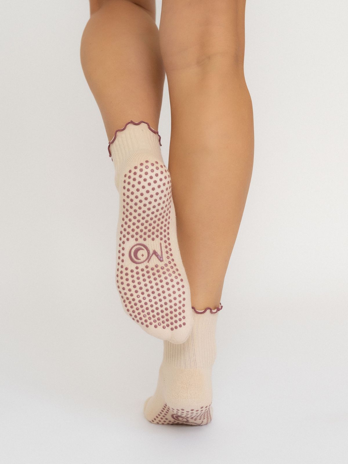 Women's non-slip grip socks for Pilates and yoga – creamy with ruffles