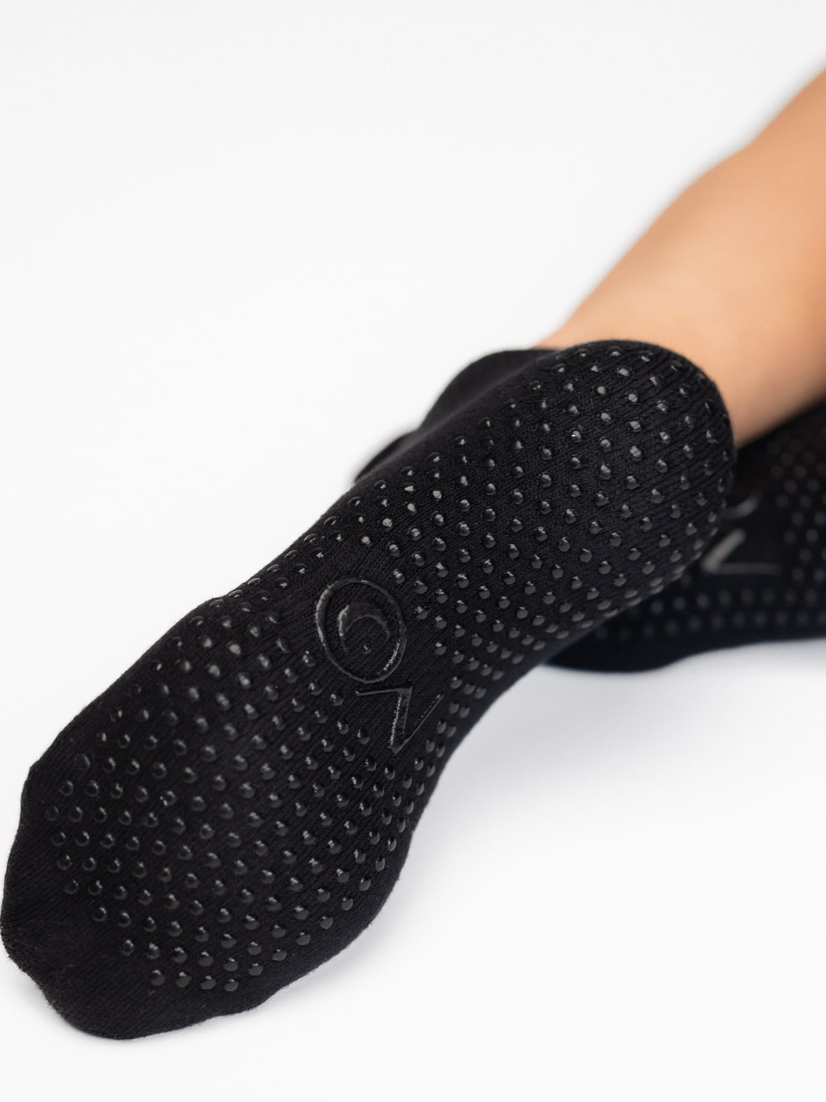 Pilates and yoga Non-slip grip socks – deep black with black grip