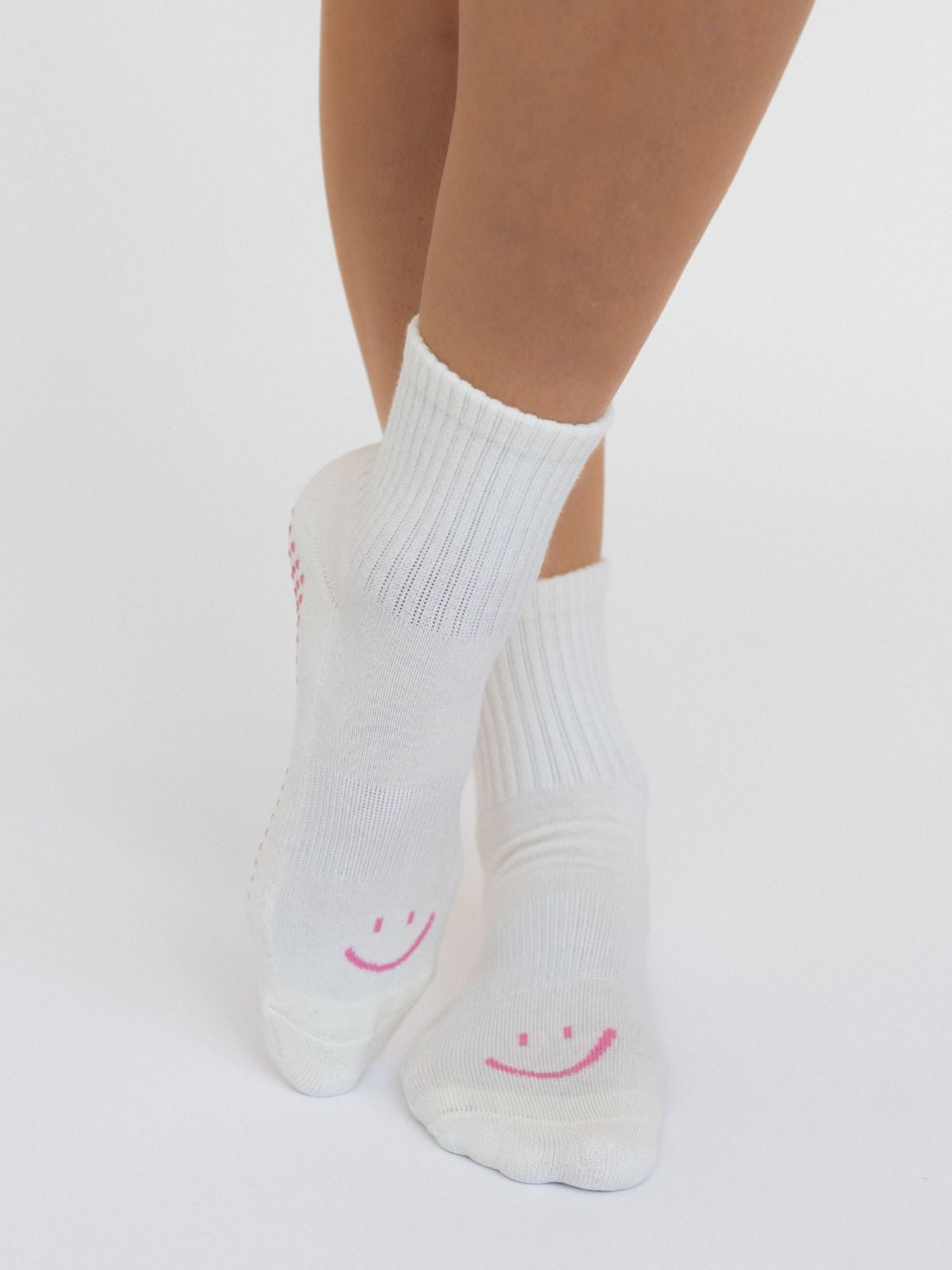 Grip socks for Pilates and yoga – ivory with pink smile