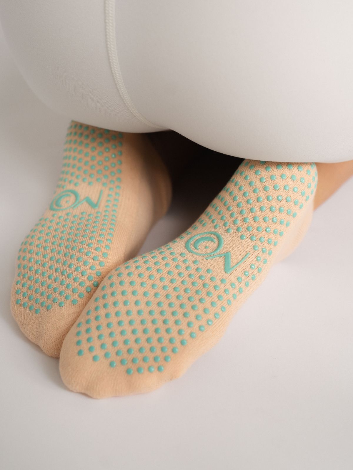 Women's  Pilates and yoga non-slip grip socks – creamy with green grip