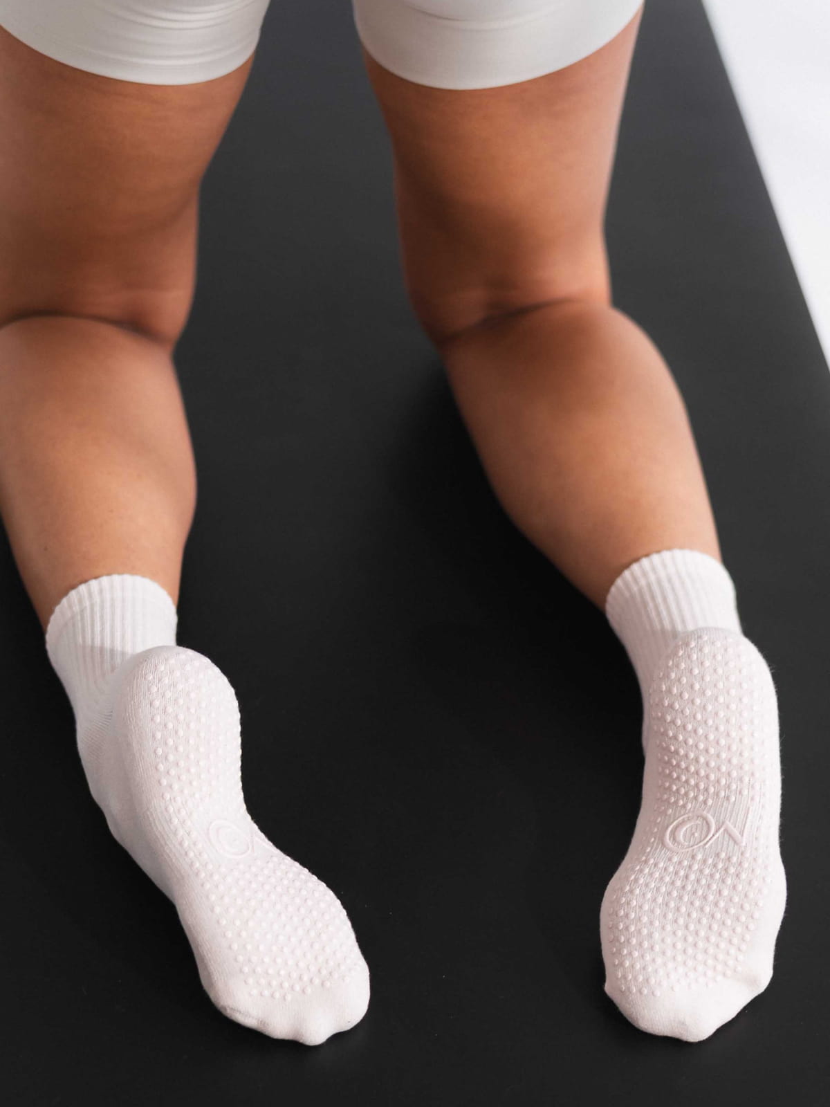 Women's non-slip grip socks for Pilates and yoga – soft pink color