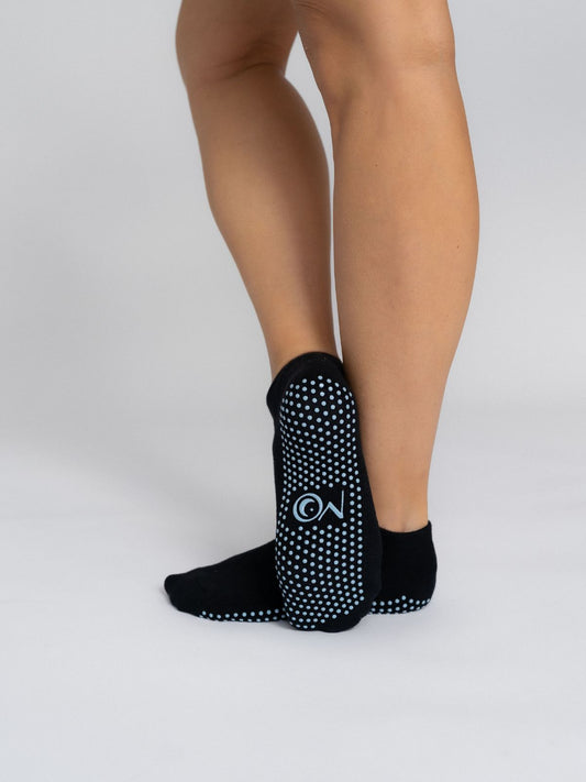 Women's non-slip grip short socks for Pilates and yoga – black with blue grip