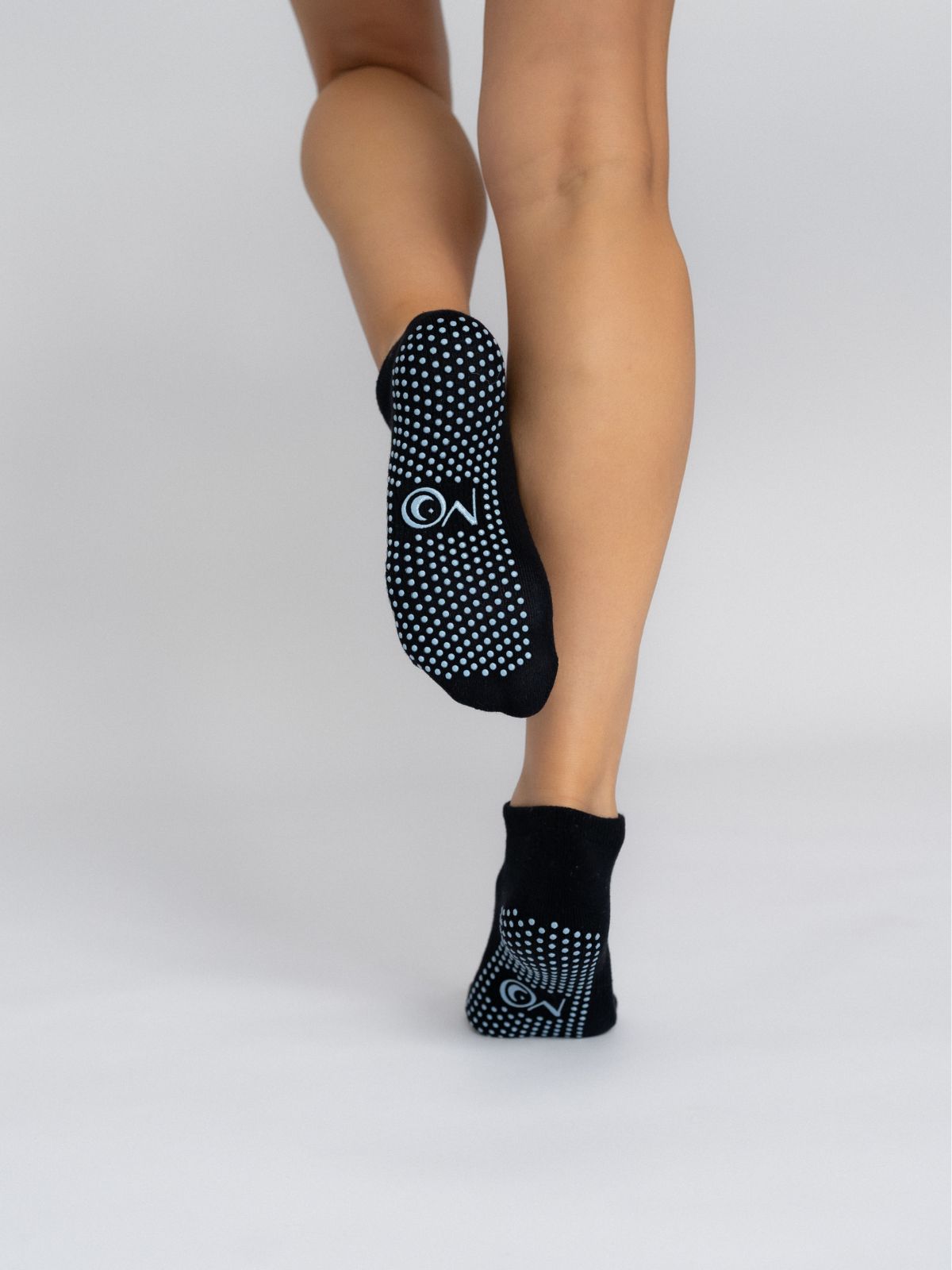 Women's non-slip grip socks for Pilates and yoga – black short with blue grip