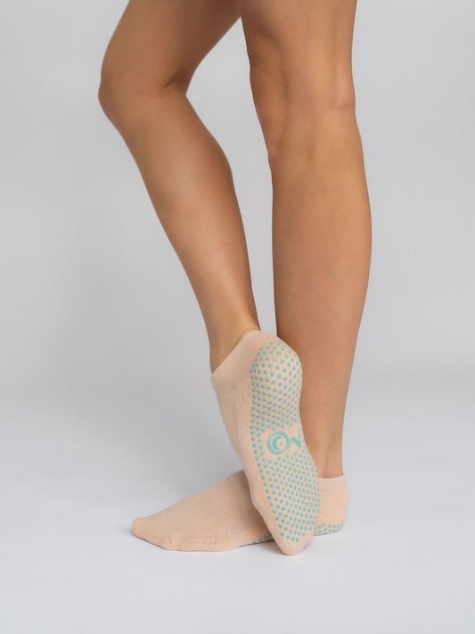 Women's non-slip grip socks for Pilates and yoga – creamy with green grip