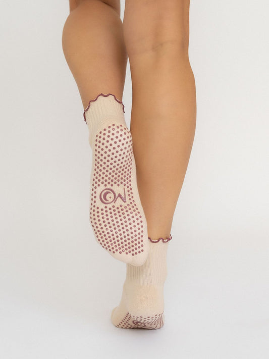 Women's non-slip grip socks for Pilates and yoga – creamy with ruffles