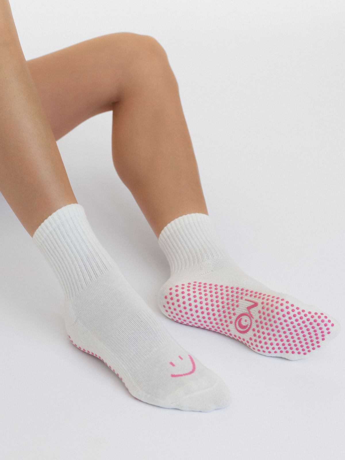 Women's non-slip grip socks for Pilates and yoga – ivory with pink smile
