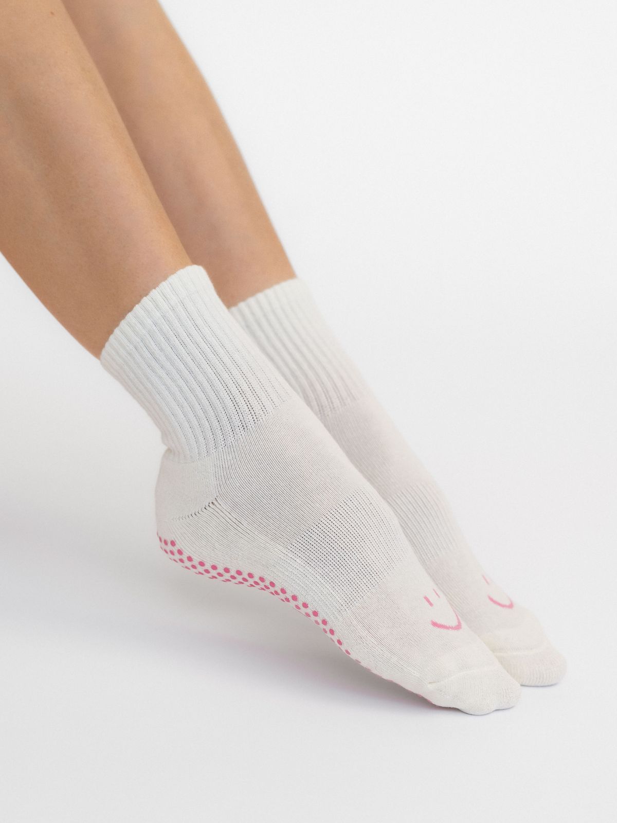 Women's non-slip grip socks for Pilates and yoga – ivory with pink smile and grip