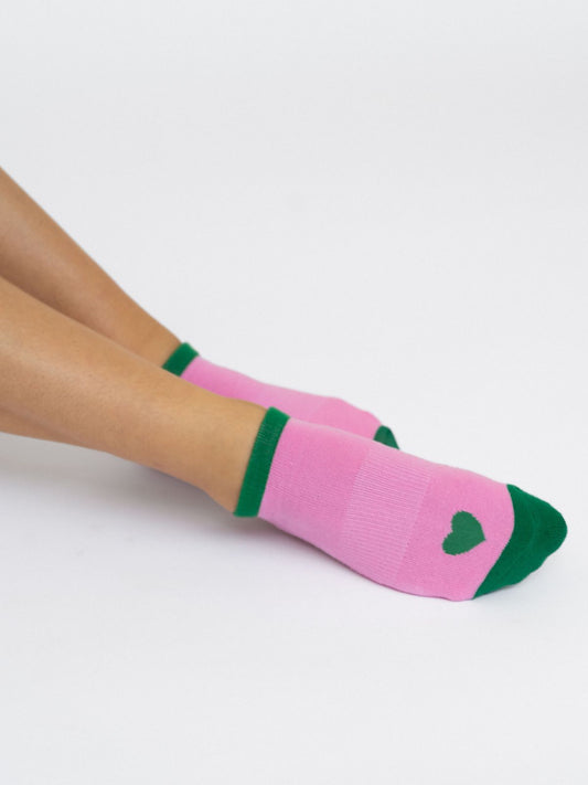 Women's non-slip grip low rise cotton socks for Pilates and yoga – pink with green heart