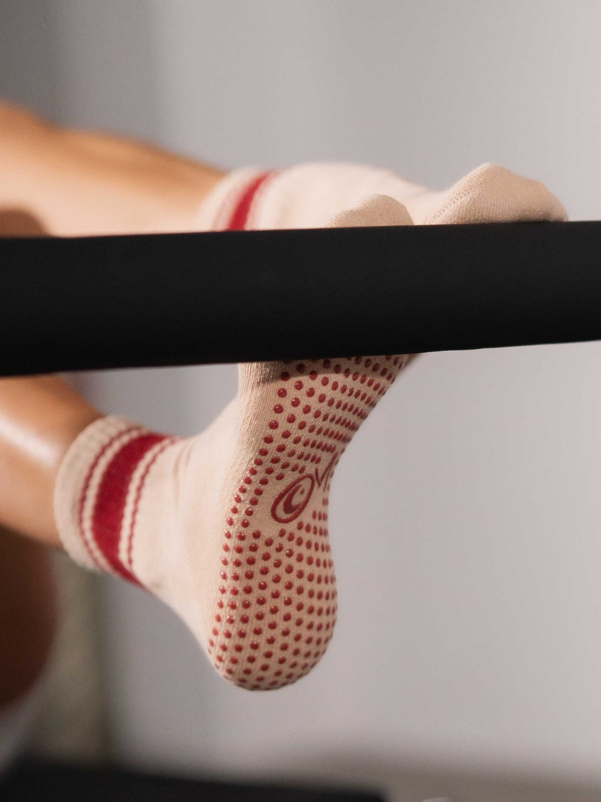 Women's grip socks for Pilates reformer and yoga – almond with red lines